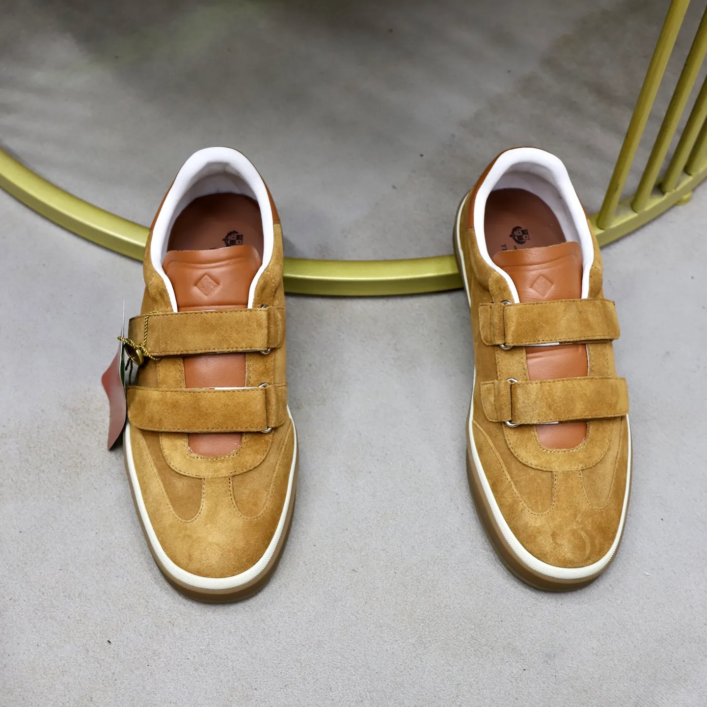 Ex-factory price: 560💰Loro Riana men’s moral training sneakers! Made from high-quality materials and designed in a low-cut silhouette, it offers an elegant and stylish look that's suitable for year-round wear. The unique double-layer sole aesthetic design, caramel cup-shaped outsole is decorated with off-white rubber trim, creating an attractive color combination. Pair with tailored pieces or jeans for a sophisticated yet casual look. The heel is decorated with soft cow leather tongue with Kummel color inserts and cotton laces with embossed LP logo. Upper: cow split suede stitching knitted fabric. Lining: original thickened soft sheepskin. Size: 38-39-40-41-42-43-44 (customized in 45.46)